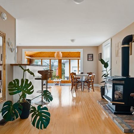 Sunroom On Maple Пиктън Екстериор снимка