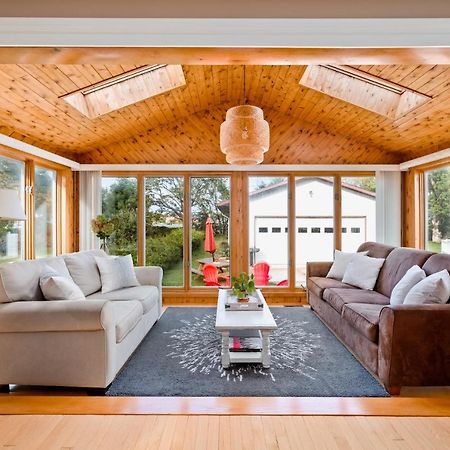 Sunroom On Maple Пиктън Екстериор снимка