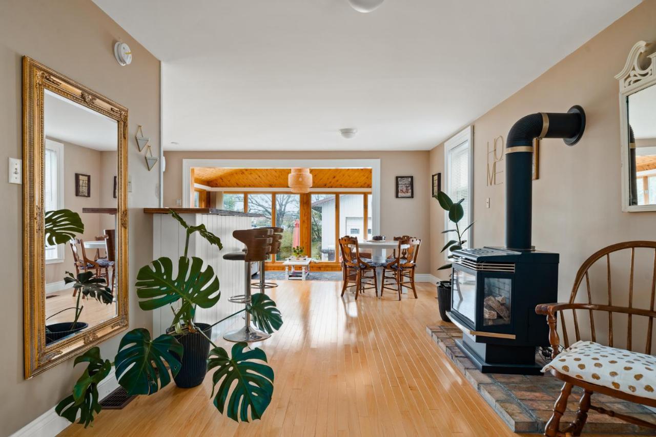 Sunroom On Maple Пиктън Екстериор снимка